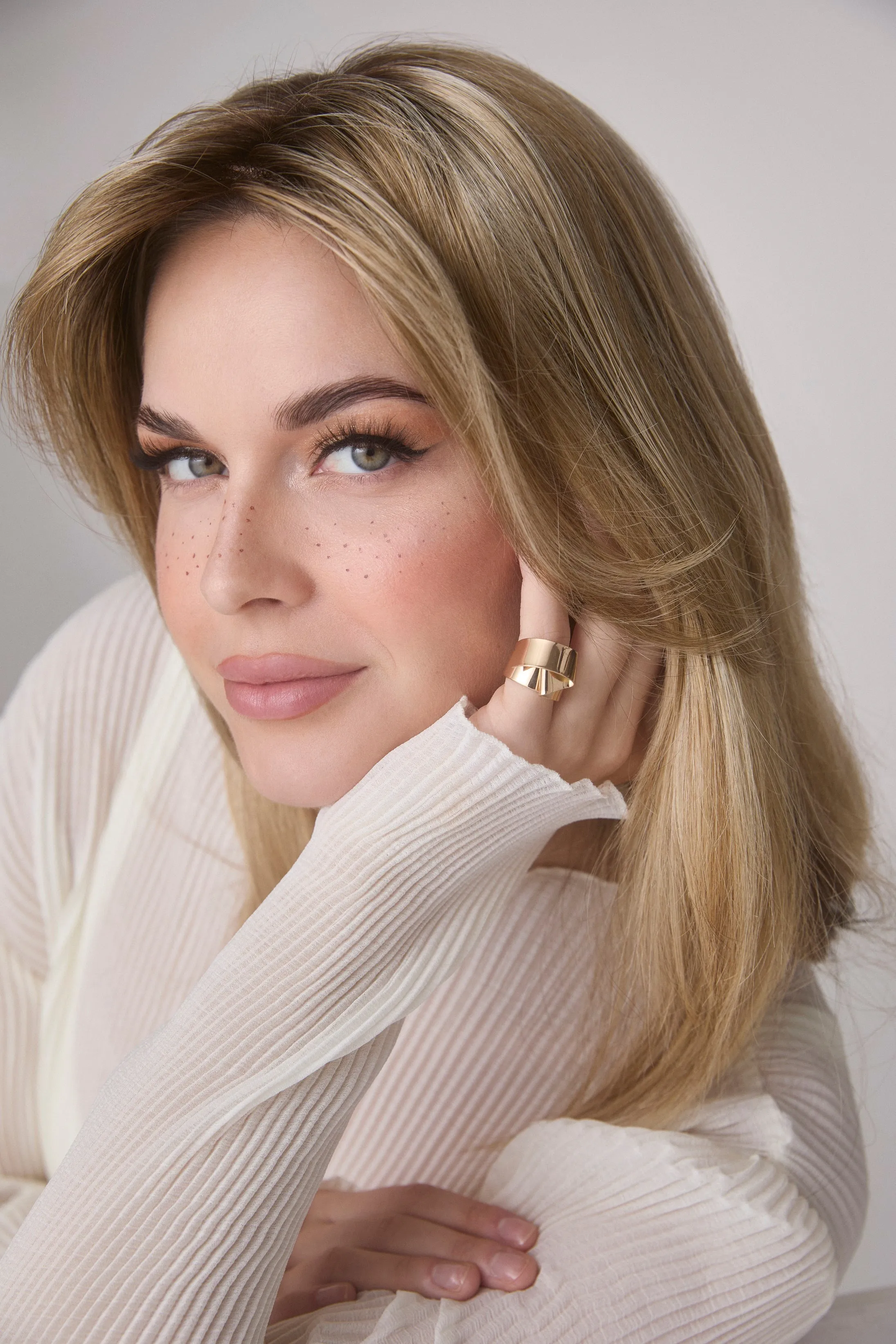 Accessories_Rene Of Paris_Wigs Medium Wavy Topper Mono by Amore | Lace Front Monofilament