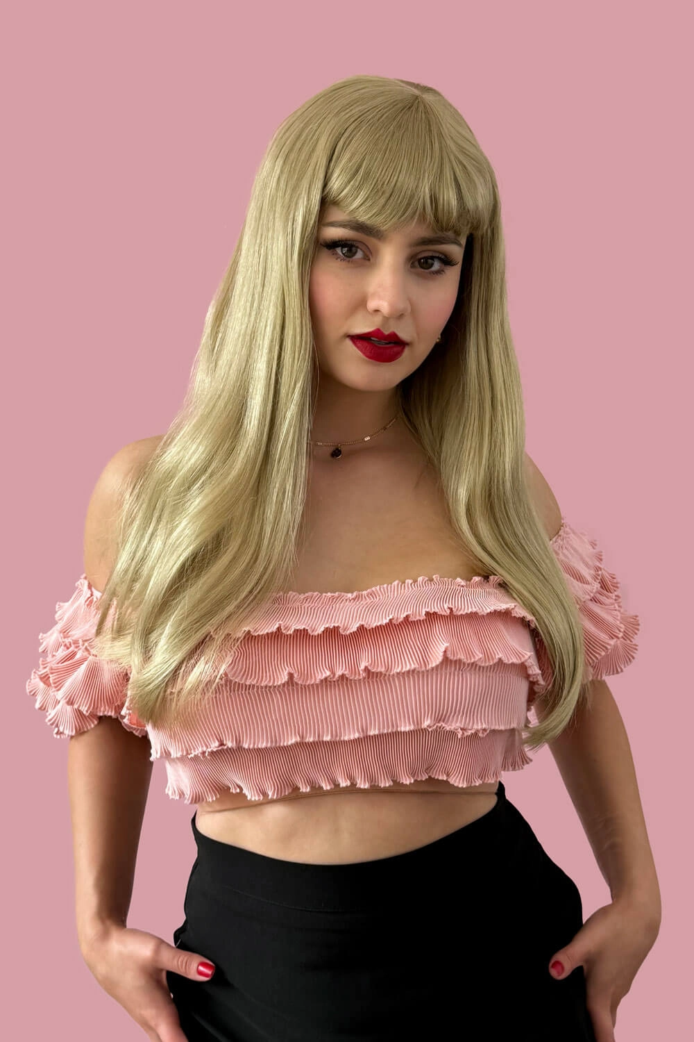 Long blonde wig with straight hair and a short, straight fringe: Nicole